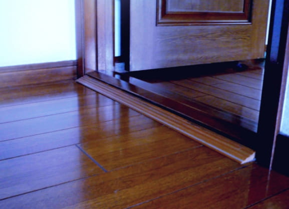 ドアの下などにあるつまづきやすい数センチの段差にミニスロープを設置し滑らかに