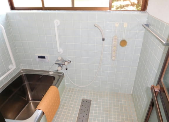 浴室を変更し床を滑りにくい素材に変更し手すりを設置した浴室